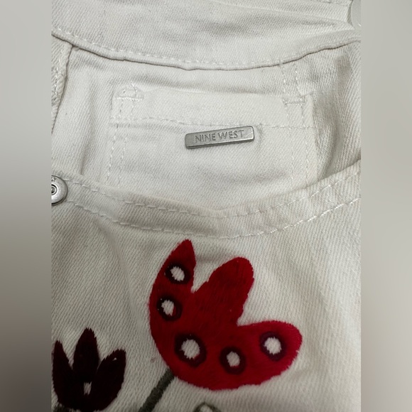 NWOT Nine West Chrystie Floral Embroidered White Capris - Picture 4 of 8